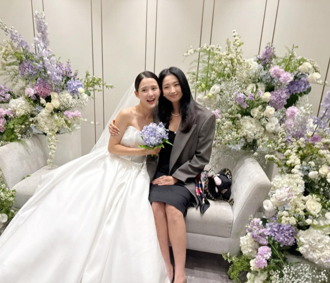 [SCin스타] “사랑 많은 보라야 축하해” 오윤아, 남보라 결혼 축복