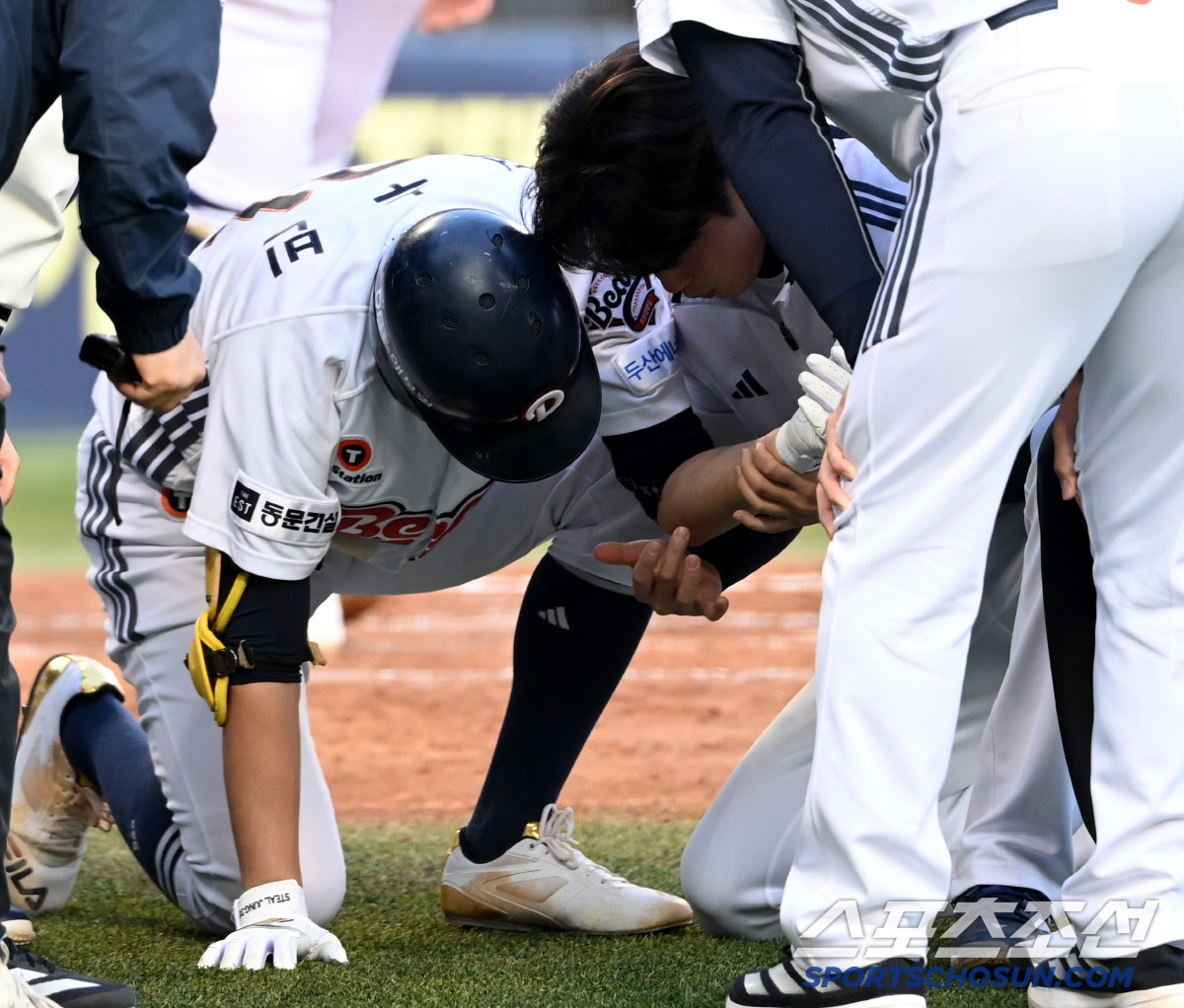 승리 기쁨보다 친구 걱정이 먼저. 사구 맞은 정수빈 만난 박건우의 질문 …