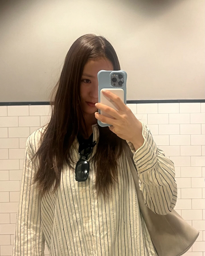 [SCin스타] 정수정(크리스탈), 빈티지숍도 런웨이로 만드는 무심 시크…