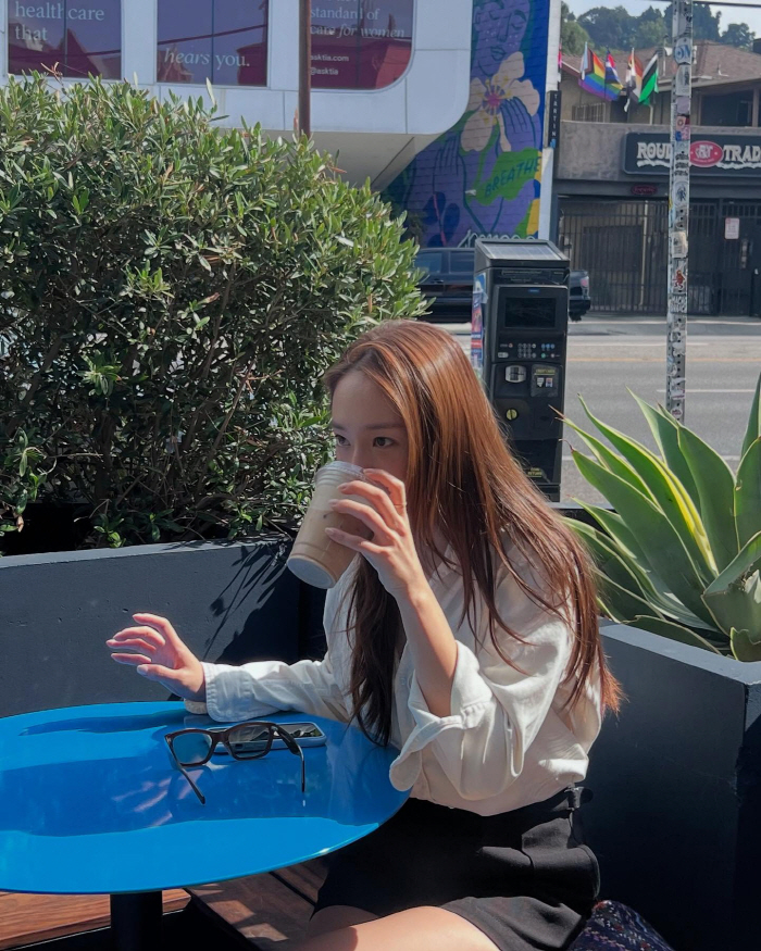[SCin스타] 정수정(크리스탈), 빈티지숍도 런웨이로 만드는 무심 시크…