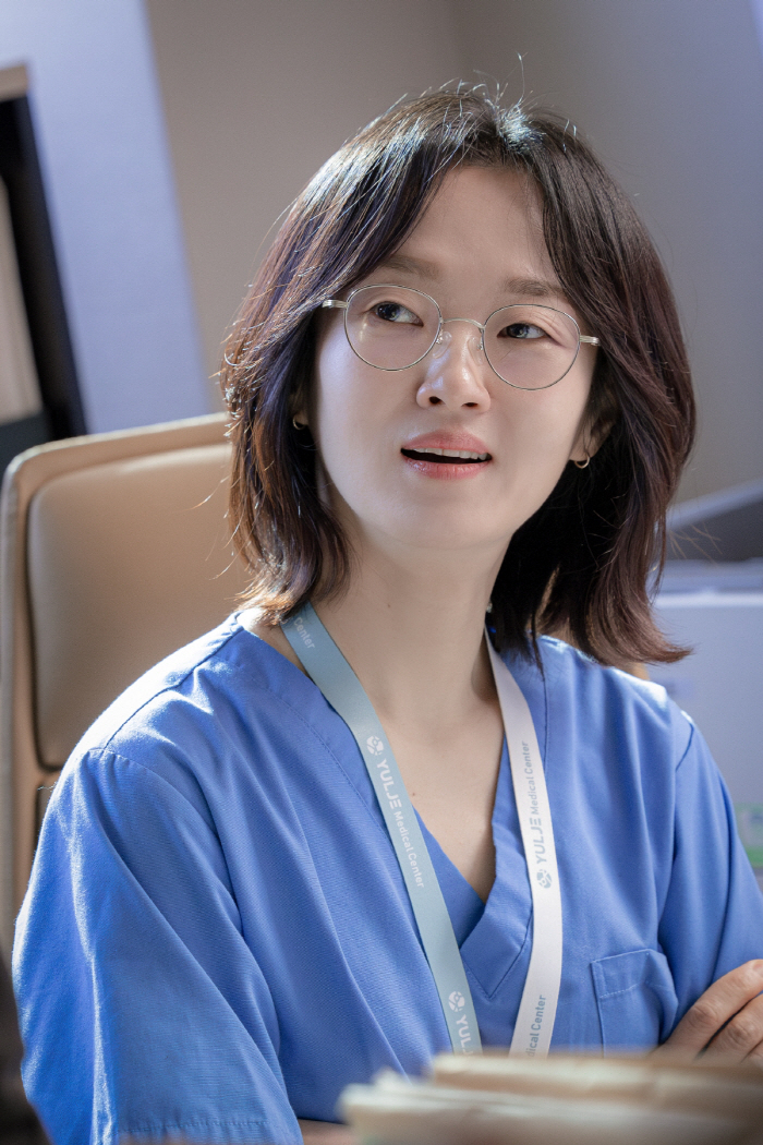[SC줌人] 이봉련이 그리는 서정민 교수..이익준·채송화와 절친 동기였다