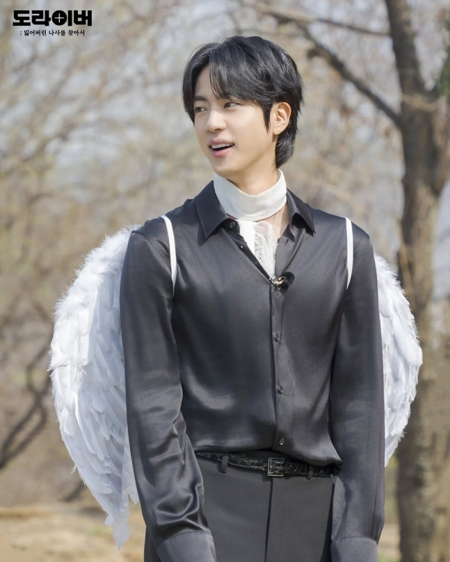 BTS 진, 넷플 ‘도라이버’ 전 출연진에 커피 70잔 쐈다 “외쳐 갓 …