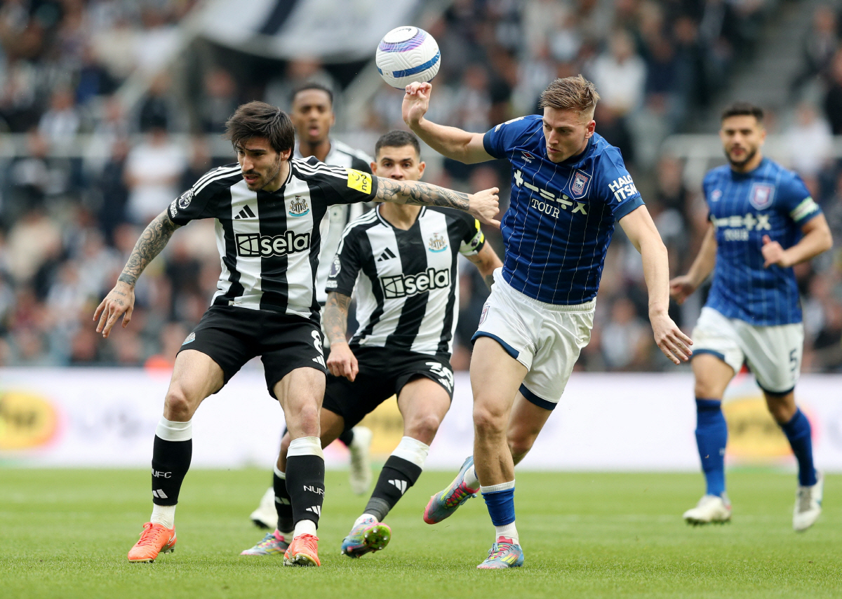 쿠냐랑 같이 맨유 갈래! '거물 스트라이커' 여름 이적 탄력 받는다…'바…