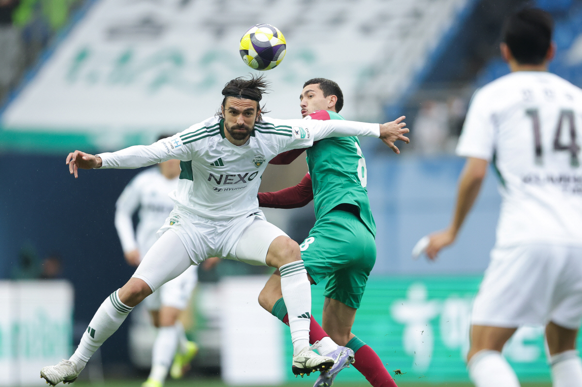 '10G 무패' 전북 폭풍질주, 그런데 길어지는 콤파뇨 침묵…대체 왜?