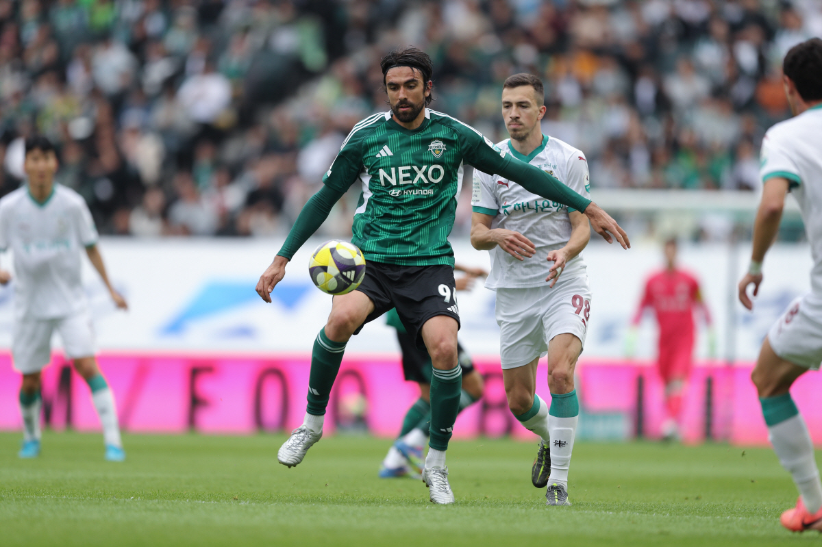 '10G 무패' 전북 폭풍질주, 그런데 길어지는 콤파뇨 침묵…대체 왜?