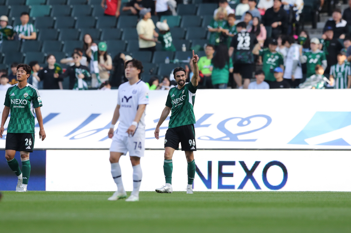 '10G 무패' 전북 폭풍질주, 그런데 길어지는 콤파뇨 침묵…대체 왜?