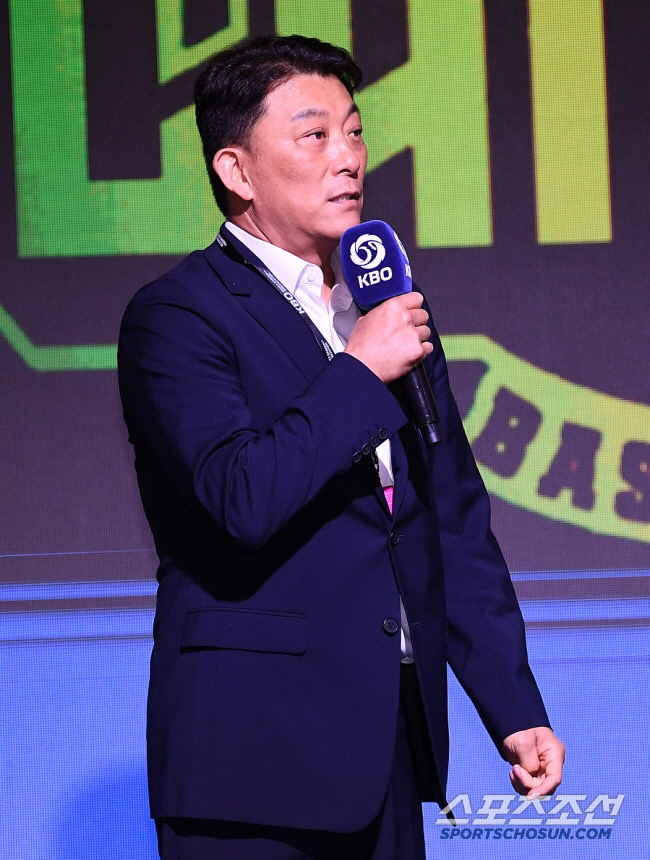 '사상 초유' 경질된 단장이 스카우트팀장, 자진 사퇴한 감독은 육성 고문? SSG 또 인사 논란