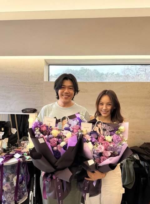 [SCin스타] 이효리♥이상순, 10주년 기념 동반 촬영…꽃다발 인증까지