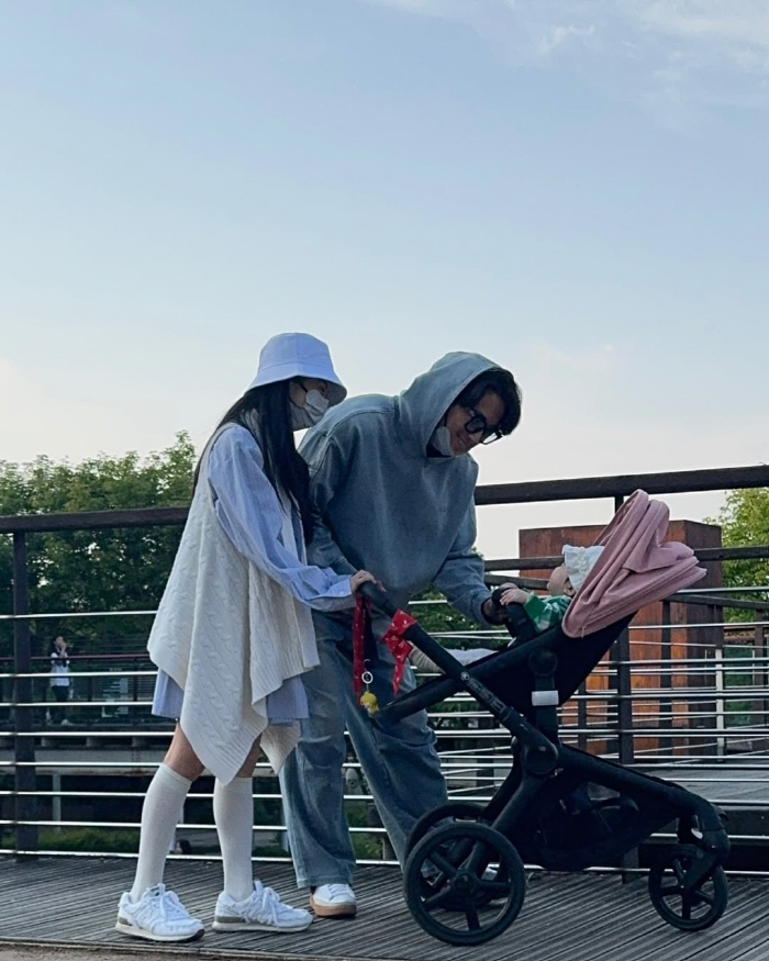 이지훈♥아야네, 성대한 돌잔치 걱정 잊고 딸과 데이트 "이런게 행복이구나…