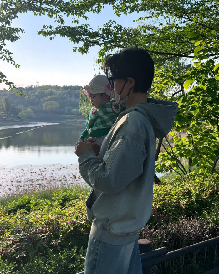 이지훈♥아야네, 성대한 돌잔치 걱정 잊고 딸과 데이트 "이런게 행복이구나…