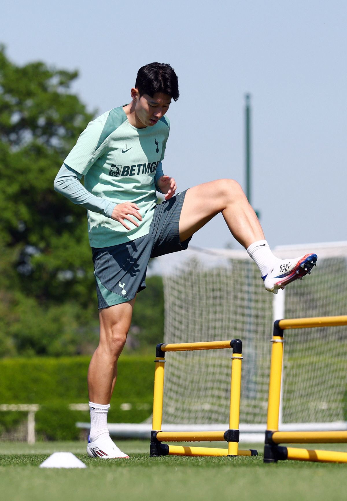 '비피셜' BBC 집중 분석 "손흥민, 트로피 들어 올릴 자격 있다!"