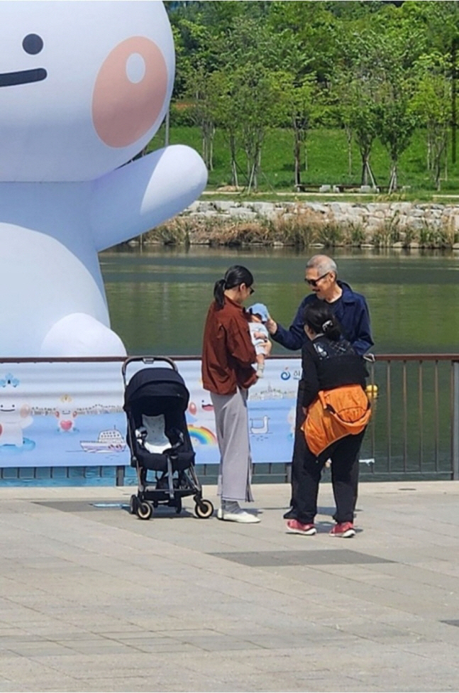 '64세 아빠' 홍상수, 칸 호텔 포착 '열일'… ♥김민희는 독박 육아 …