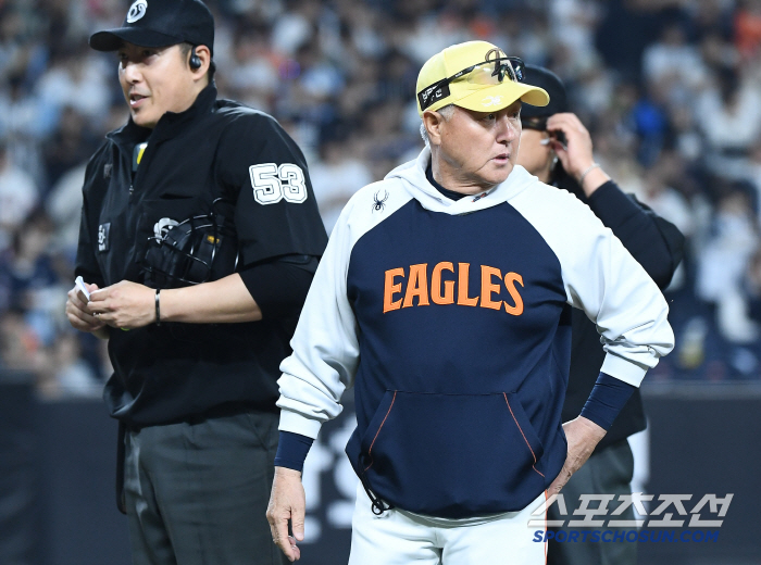 홈런 부른 나비 효과?…'판독 없는데' 세이프가 된 아웃→체크스윙 논란까…