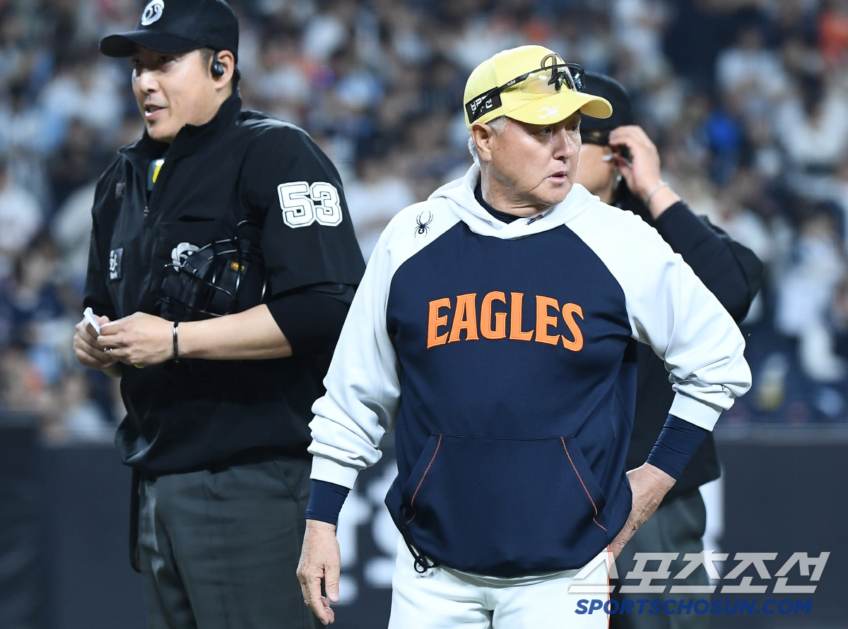 홈런 부른 나비 효과?…'판독 없는데' 세이프가 된 아웃→체크스윙 논란까…