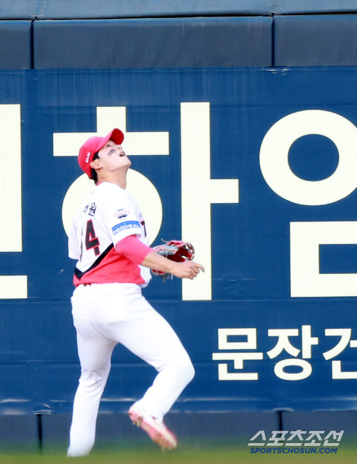 '이게 바로 슈퍼캐치' KIA 정해원, 담장 앞 미친 점프...김도현 두…