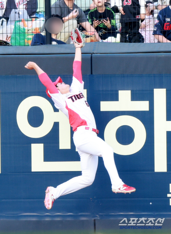 '이게 바로 슈퍼캐치' KIA 정해원, 담장 앞 미친 점프...김도현 두…