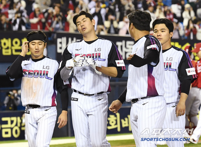 '출루왕' 없는 LG 타선 현실될지도... 동료와 충돌, 왼무릎 부상 '…