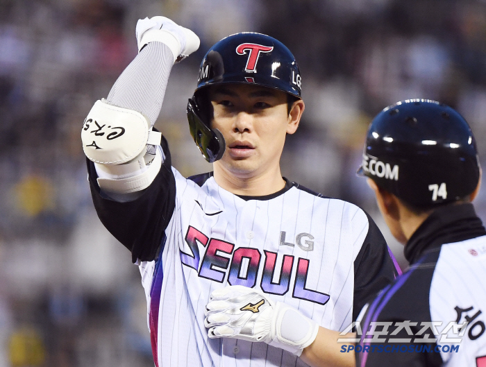 '출루왕' 없는 LG 타선 현실될지도... 동료와 충돌, 왼무릎 부상 '…
