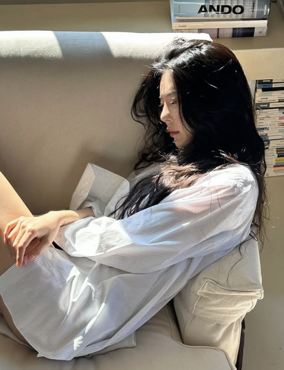 장재인, 갈수록 과감해지네…노브라→셔츠 한장 달랑 걸친 하의실종 파격노출…