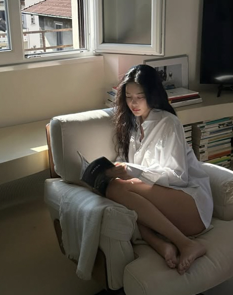장재인, 갈수록 과감해지네…노브라→셔츠 한장 달랑 걸친 하의실종 파격노출…