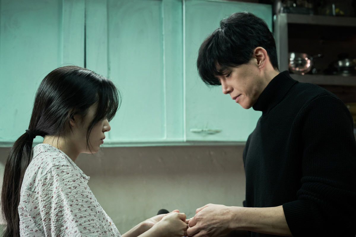 '파과' 이혜영-김성철, 과몰입 부르는 케미…N차 관람 이끄는 관계성 맛…