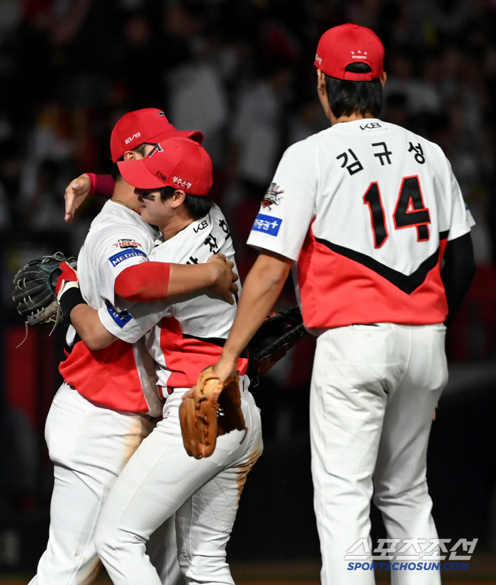 변우혁 슈퍼캐치! 롯데 맹추격 순간 펼쳐진 다이빙 신공, 2사 만루 위기…