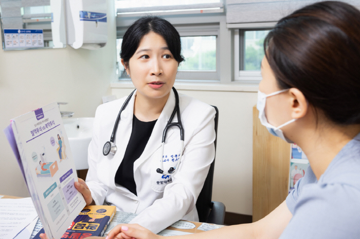 진료 중인 권소이 교수