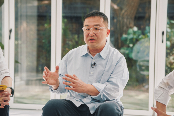 '유쾌, 상쾌, 통쾌' 카피 만든 유현재 교수가 아직도 종이신문 보는 이…