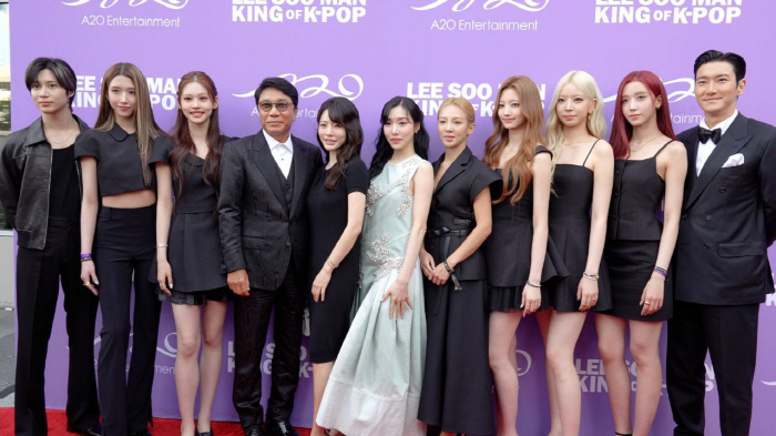소시 써니, 근황 공개됐다..숙부 이수만과 팔짱 끼고 환한 미소