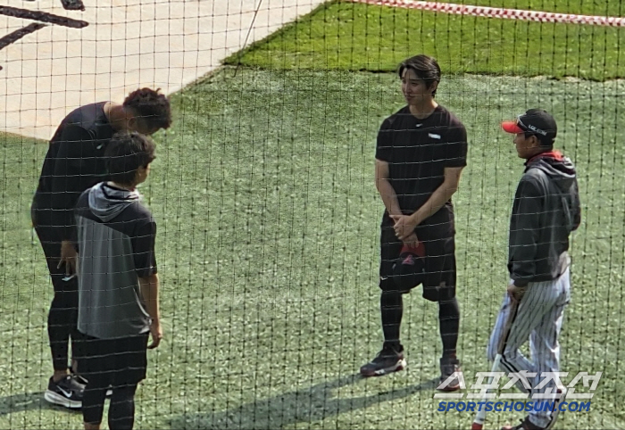 허리굽혀 정중히 인사하는 예의바른 청년. 알고보니 '엘동원' "완벽하게 진행중. 5월말 복귀할 것"[잠실 코멘트]