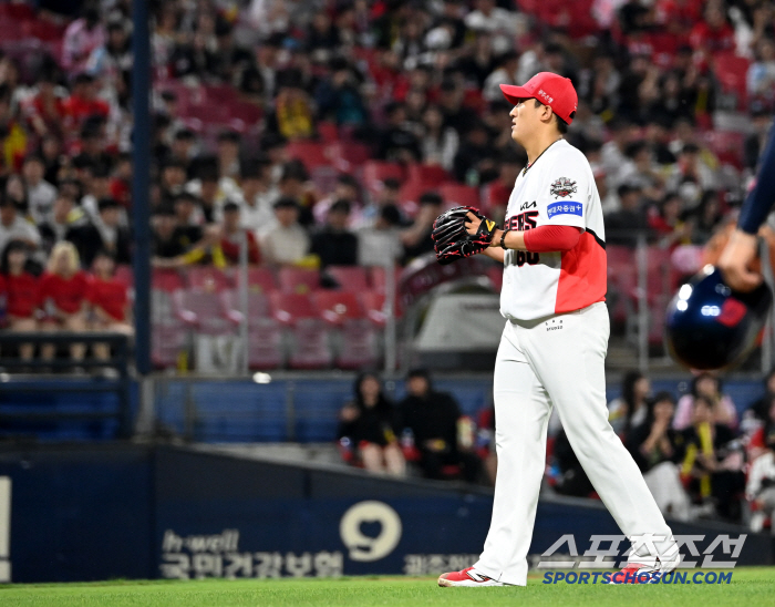 헤드샷 악몽 여전한데...무서운 146Km 강속구에 '쿵', 사구 맞고 …