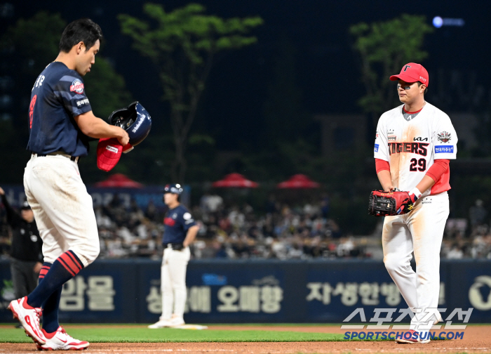 헤드샷 악몽 여전한데...무서운 146Km 강속구에 '쿵', 사구 맞고 …