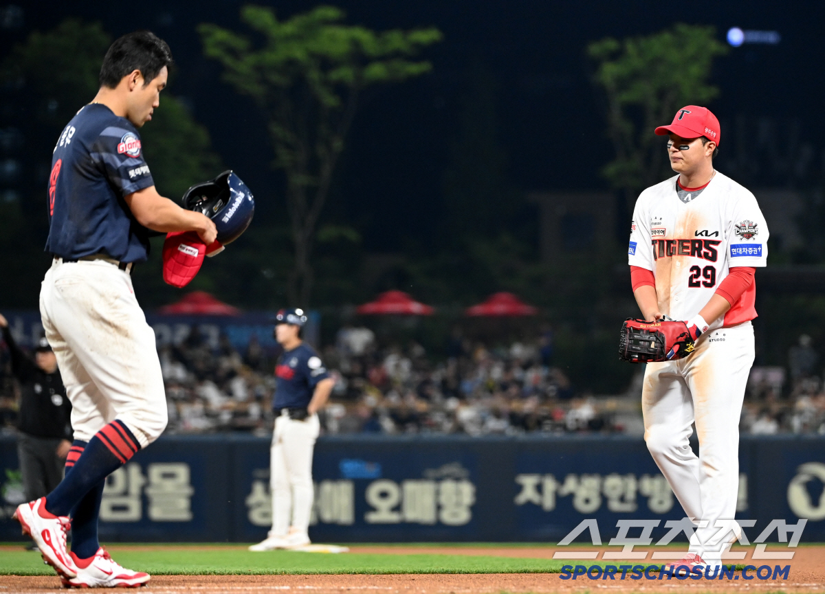 헤드샷 악몽 여전한데...무서운 146Km 강속구에 '쿵', 사구 맞고 …