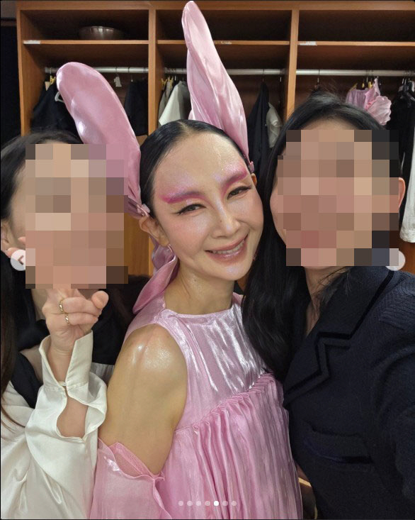 '56세' 채시라, 핑크 토끼귀+용궁여왕 변신..."이걸 소화하네"