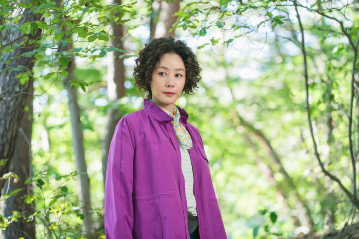김성령, 뽀글 머리에 등산복..억척 엄마로 파격 변신