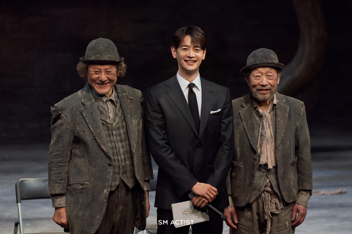 최민호, '대선배' 신구-박근형과 의미 있는 행보…'고도를 기다리며' 기…