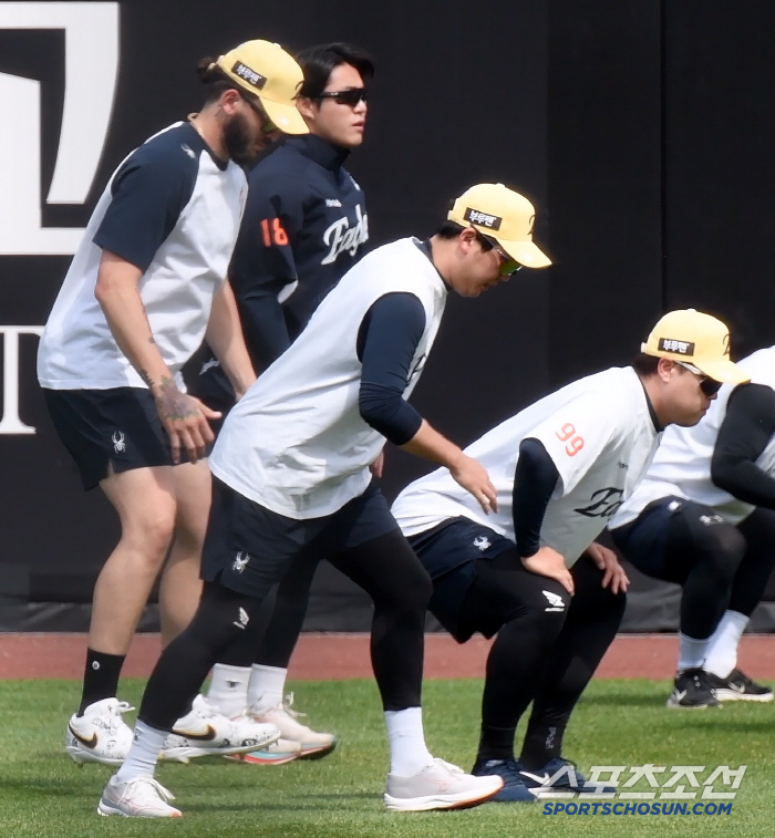 스파이크에 찍힌 박상원은 괜찮나? 14일 볼파크 외야에서 다시 웃는 믿을…