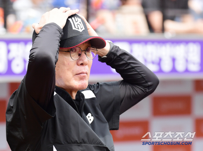 '6연패' 이강철 감독 "우리가 첫 기록 다 만들어주네. 오늘은 걸린게 없으니 이기겠지?" [포항 현장]