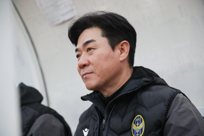 [현장인터뷰]'풀로테이션' 2부 윤정환 감독 "지려고 온 것 아냐", 1…