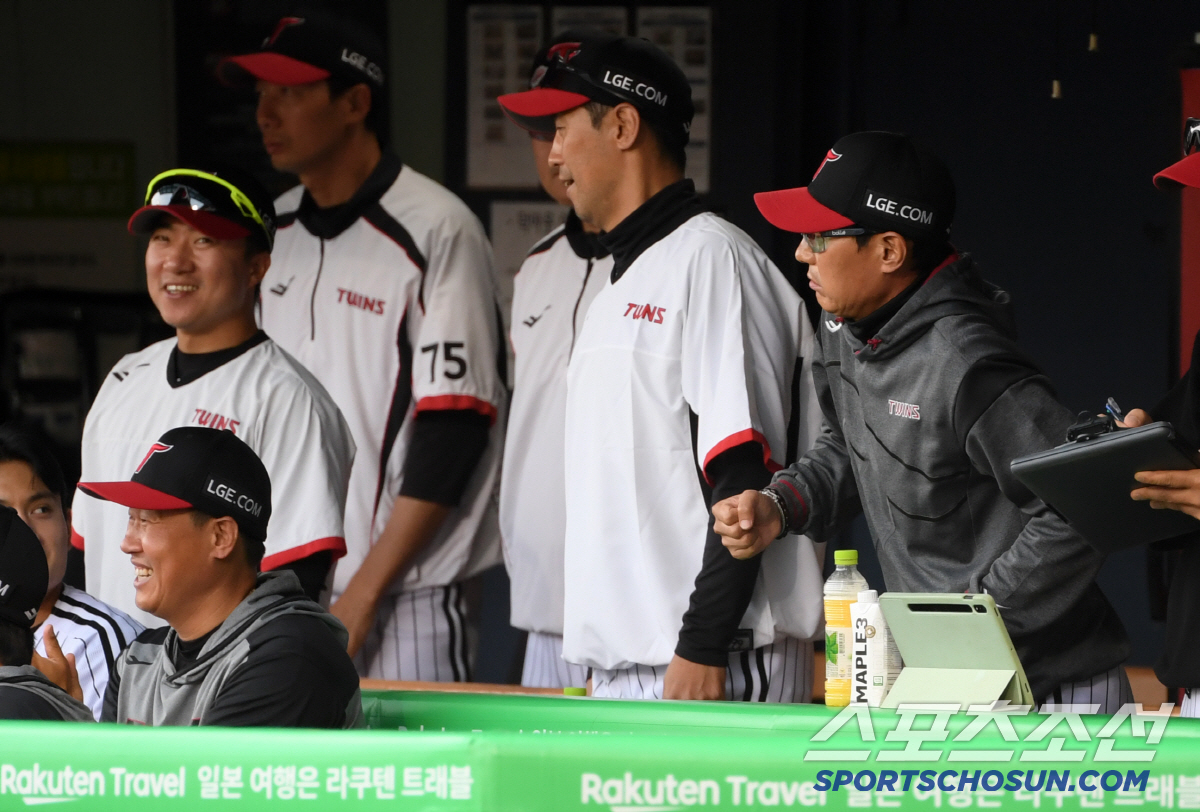 '염경엽 감독의 핀잔' 그걸 직접 처리해야지...정신 번쩍 든 1루수 김…