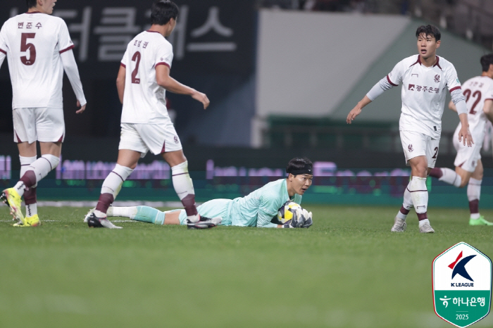 '골키퍼가 보인다…골키퍼만 보인다' 다시 열린 GK 전성시대, 열 공격수…