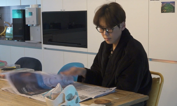 카이, 인테리어에도 세계관…올블랙 침실에 꽃무늬 잠옷(나혼산)