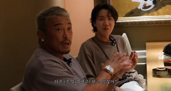 BTS 제이홉에 5000만원 팔찌 선물한 추성훈 “그런 건 그냥 주는 거…