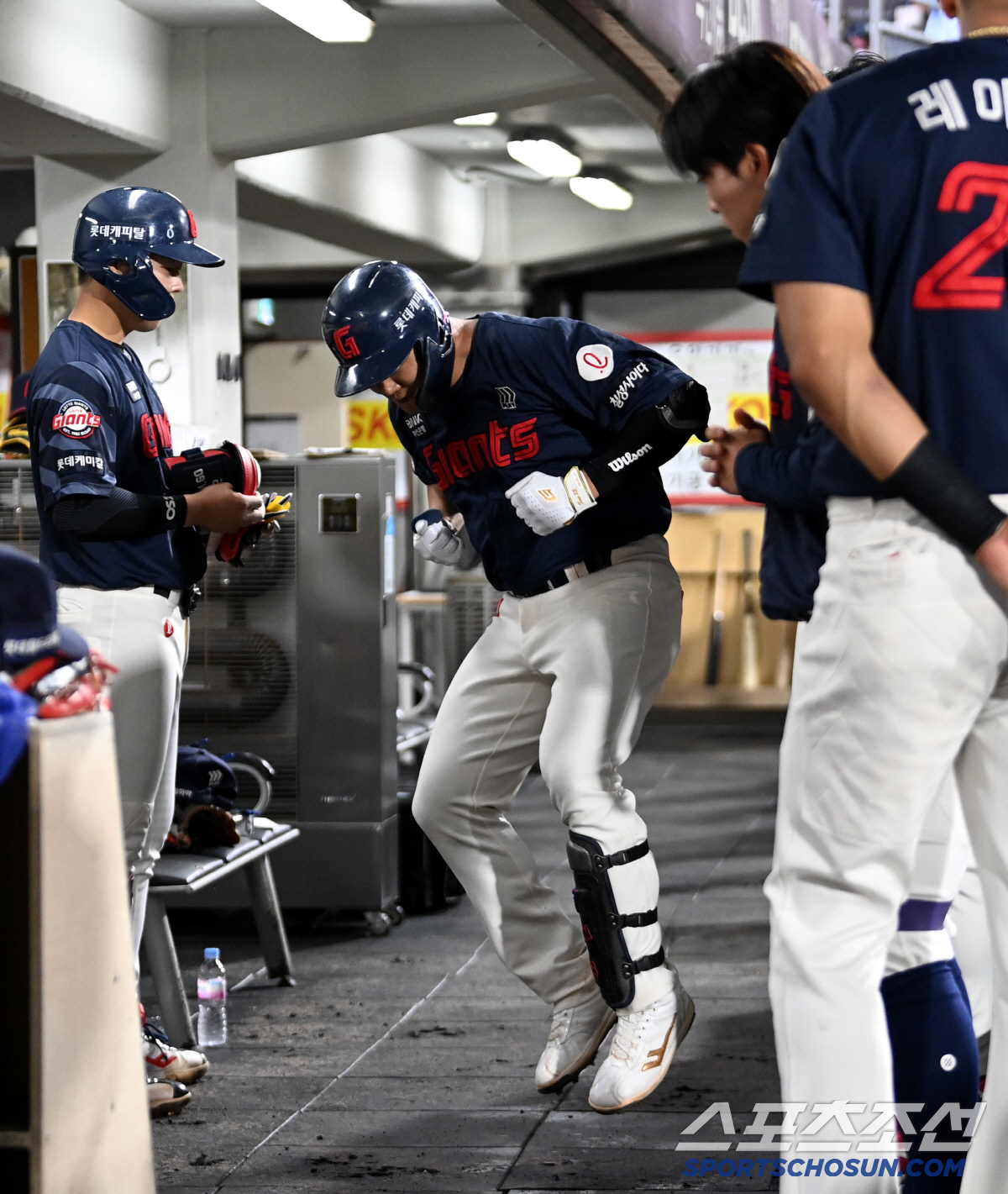 '콩콩' 더그아웃 정적 깬 손호영의 몸짓, 참지 못한 동료들은 폭소...…