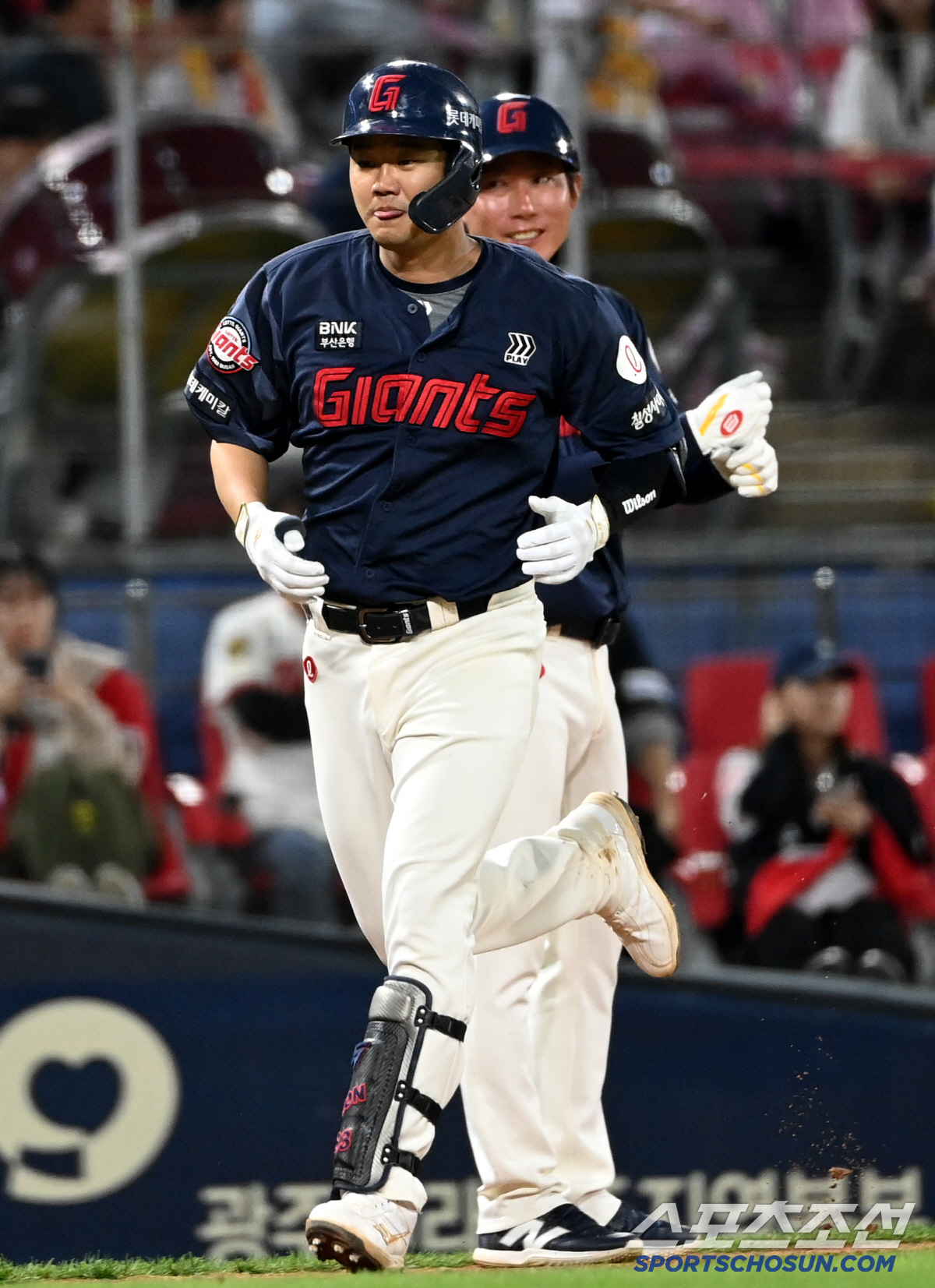 '콩콩' 더그아웃 정적 깬 손호영의 몸짓, 참지 못한 동료들은 폭소...…