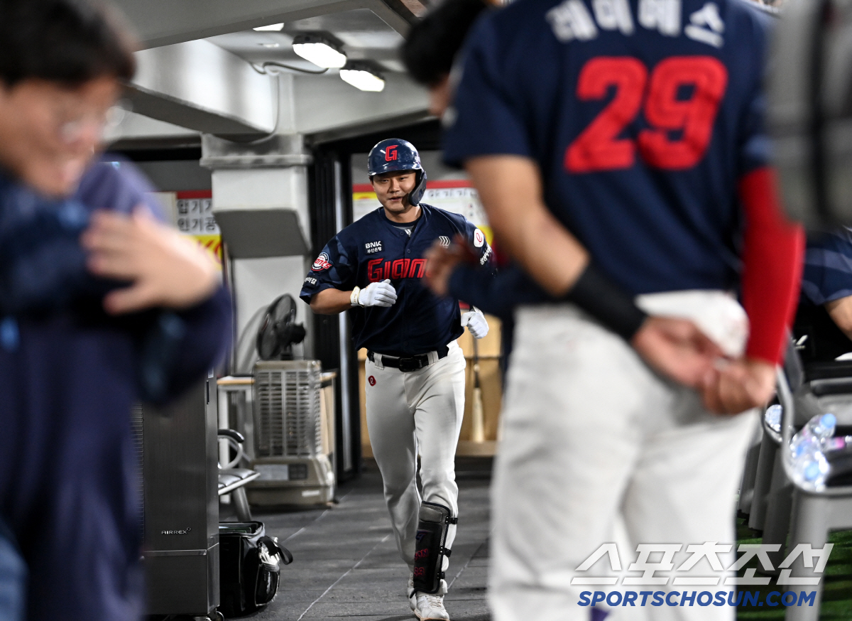 '콩콩' 더그아웃 정적 깬 손호영의 몸짓, 참지 못한 동료들은 폭소...…