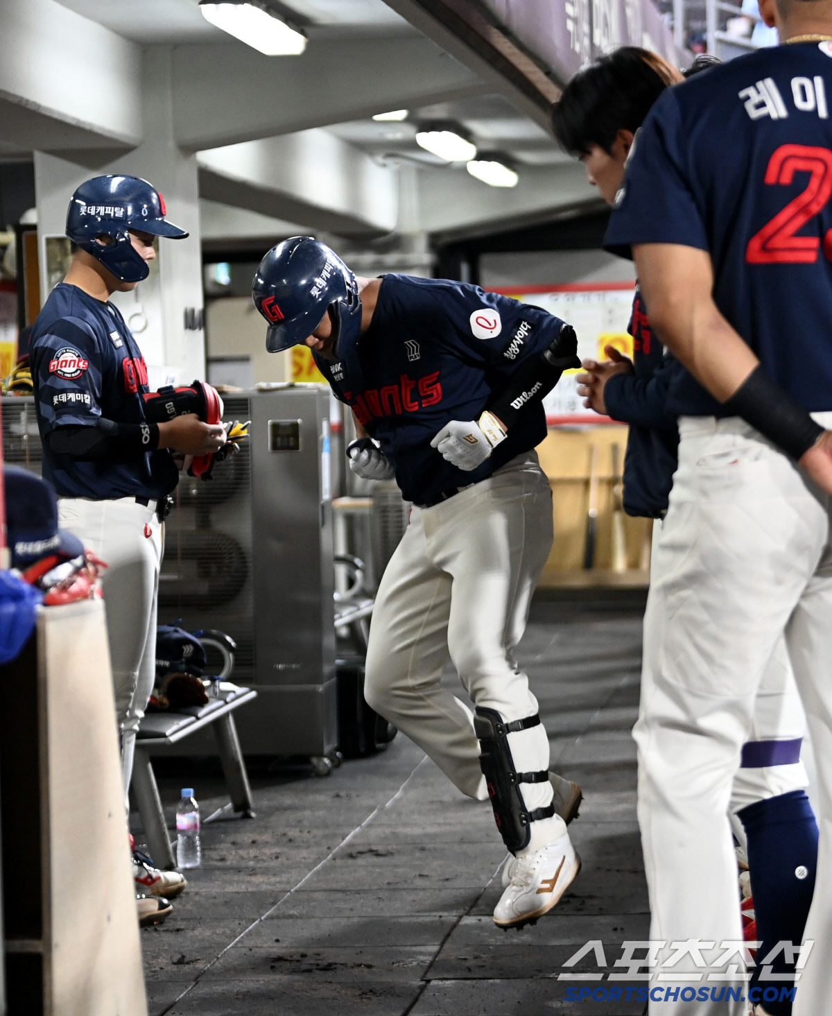 '콩콩' 더그아웃 정적 깬 손호영의 몸짓, 참지 못한 동료들은 폭소...…