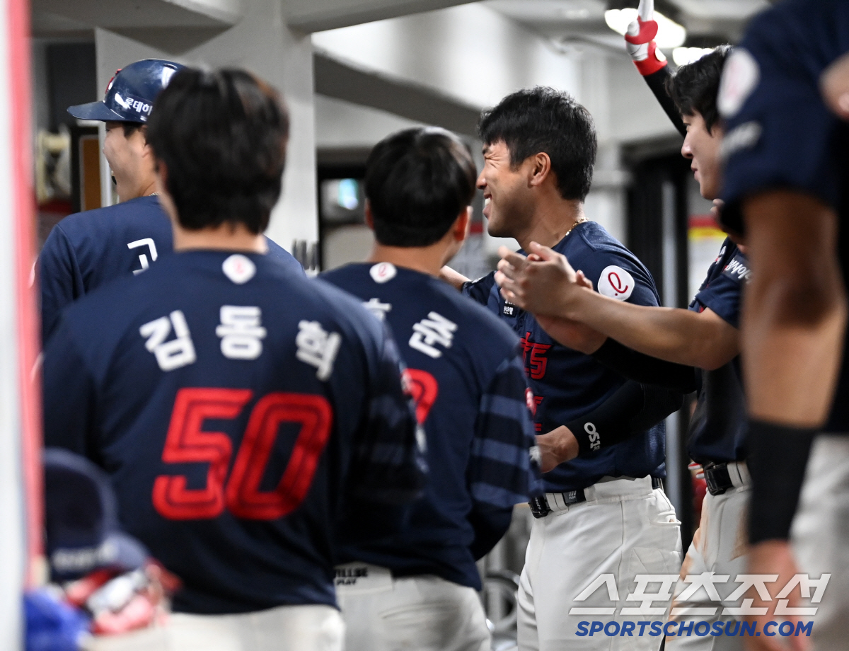 '콩콩' 더그아웃 정적 깬 손호영의 몸짓, 참지 못한 동료들은 폭소...…