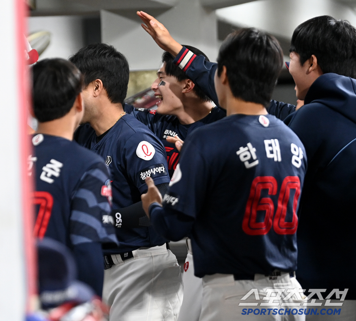 '콩콩' 더그아웃 정적 깬 손호영의 몸짓, 참지 못한 동료들은 폭소...…