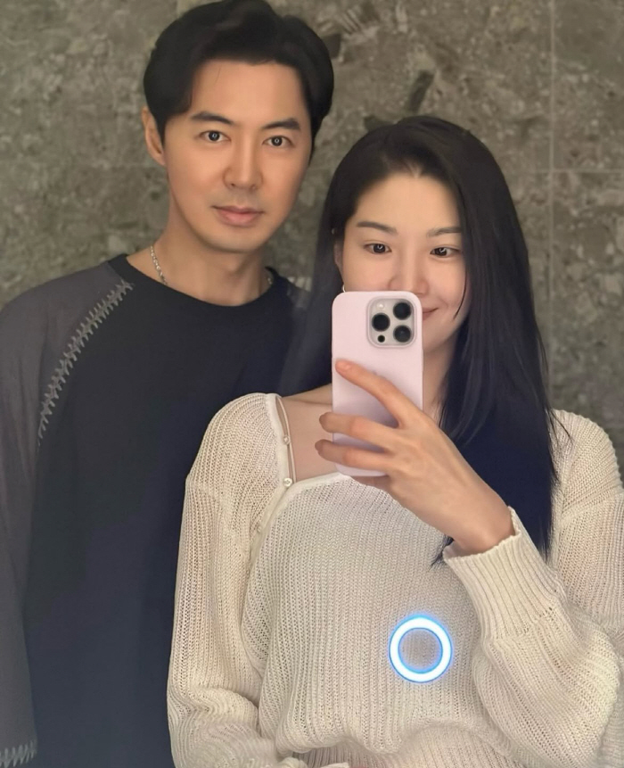 전진♥류이서 사진 속 파란색 원 누르면..팬들 반응 폭발